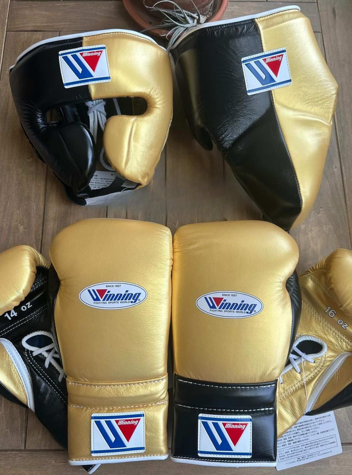 Winning boxing gloves set Golden Black laceup
